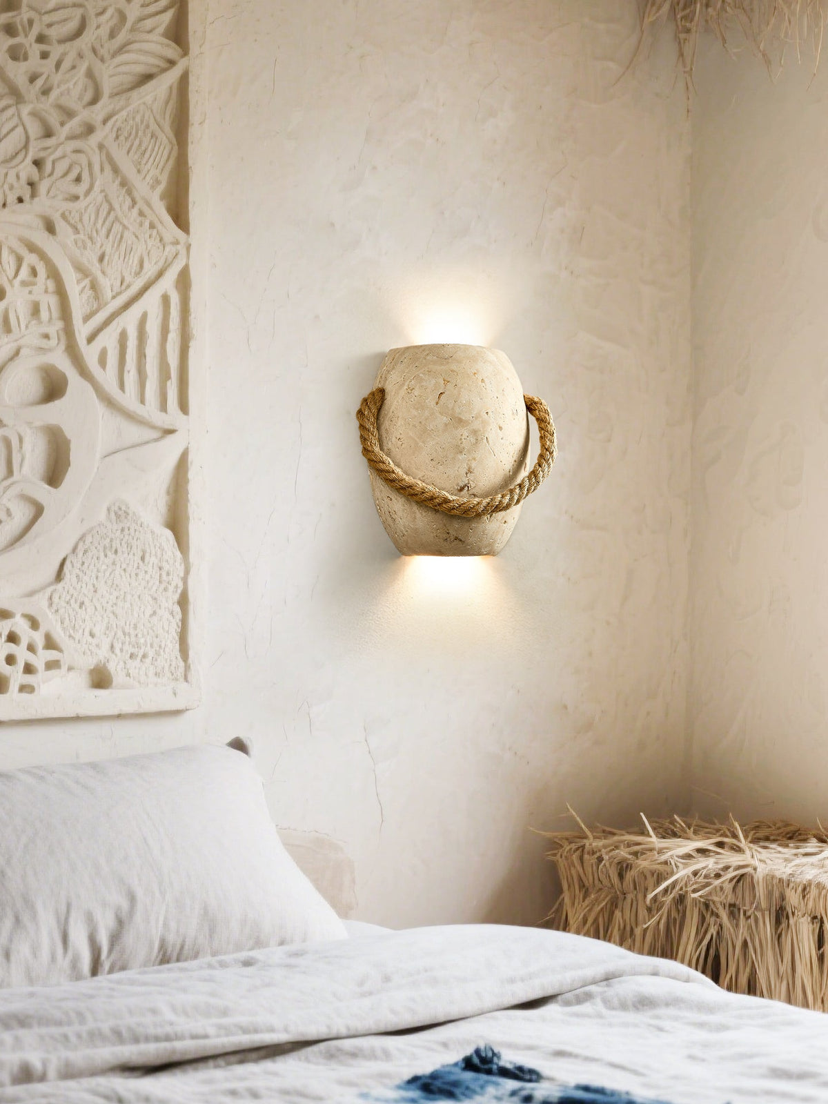 Kustinspirerad vägglampa med rep och sten