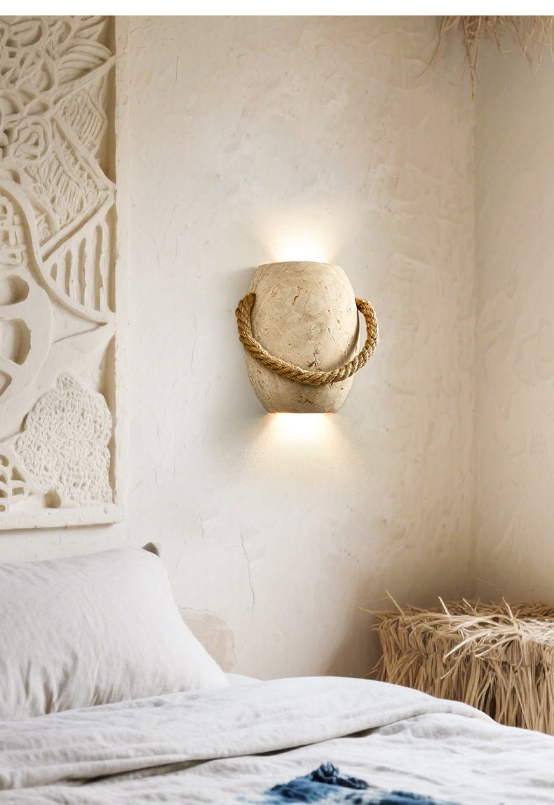 Kustinspirerad vägglampa med rep och sten