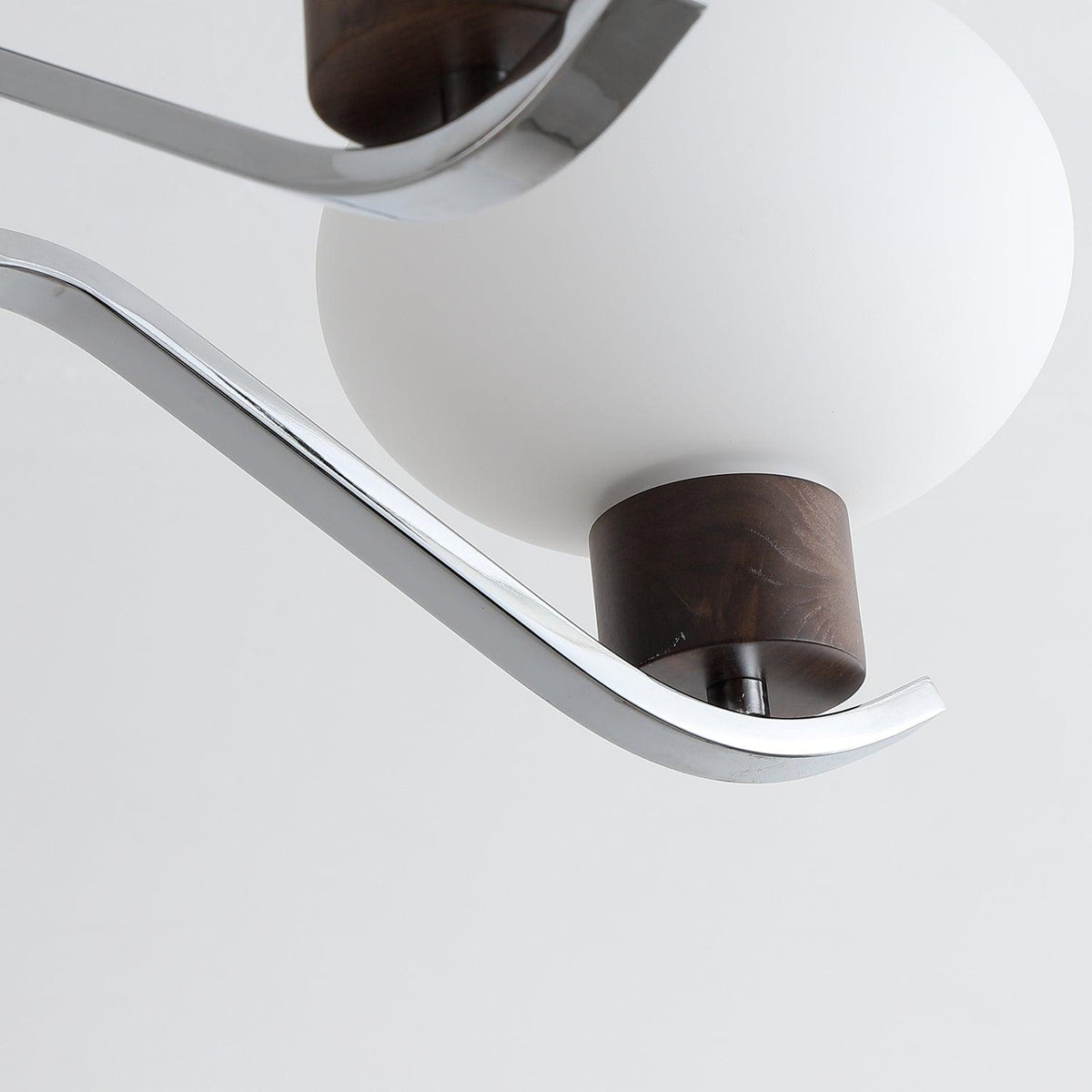 Candeeiro de teto Elvinine cromado e elegante, com nogueira