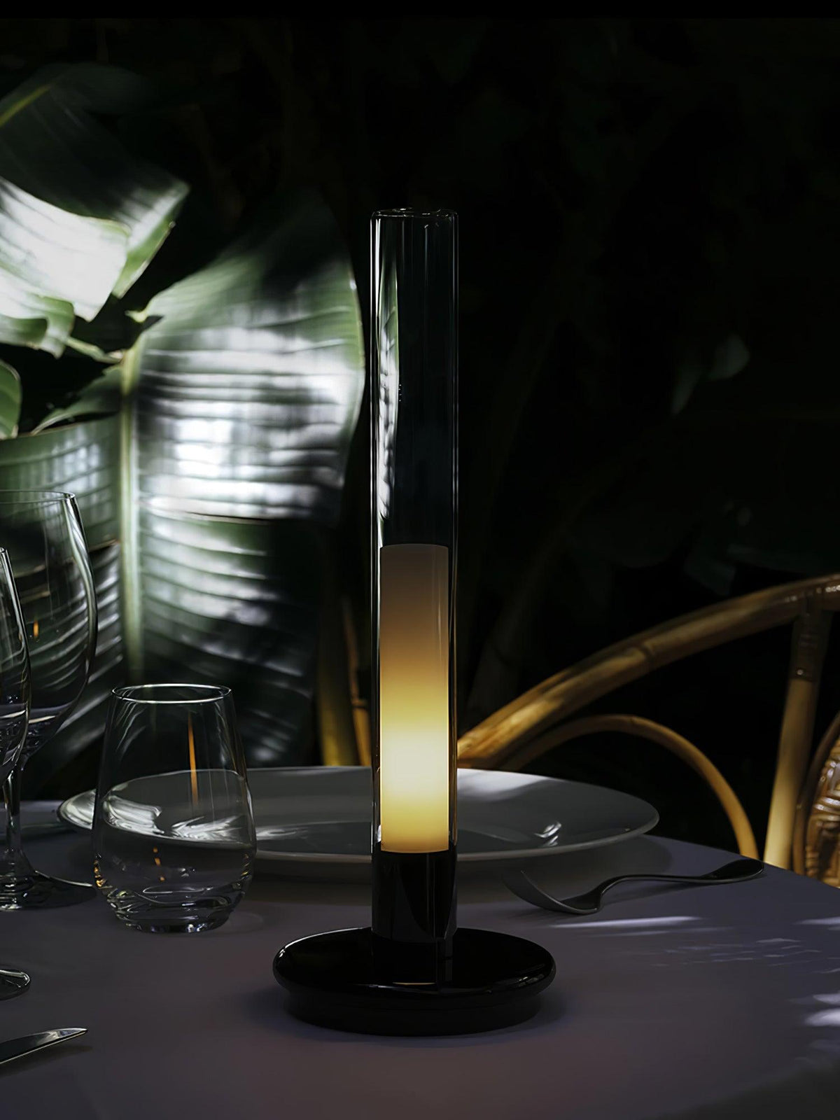 Candeeiro de mesa Tevi em acrílico minimalista
