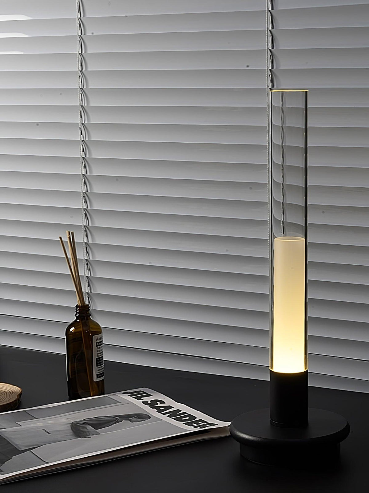 Candeeiro de mesa Tevi em acrílico minimalista