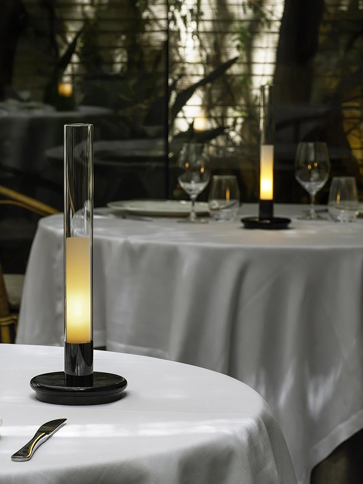 Candeeiro de mesa Tevi em acrílico minimalista