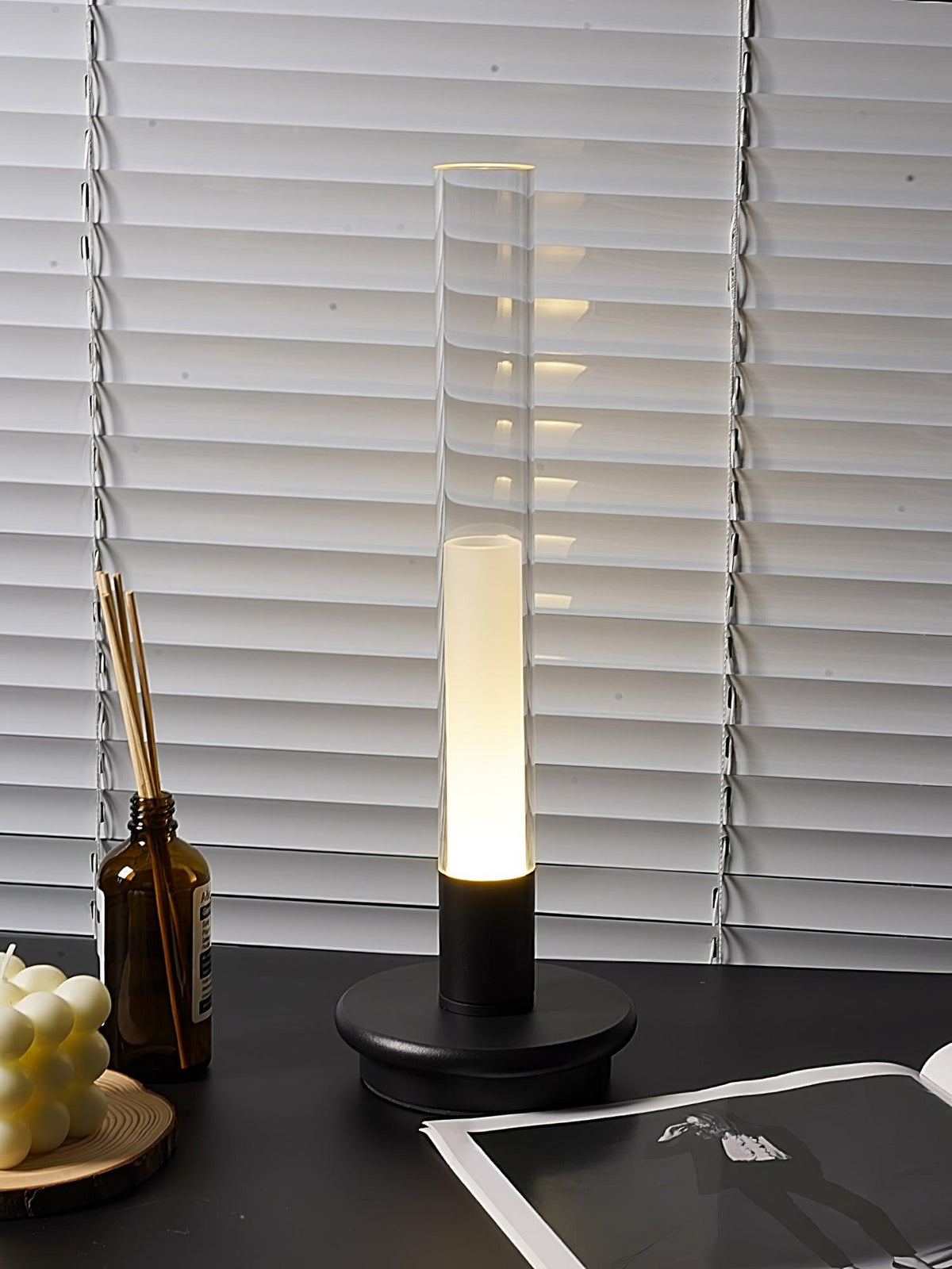 Candeeiro de mesa Tevi em acrílico minimalista