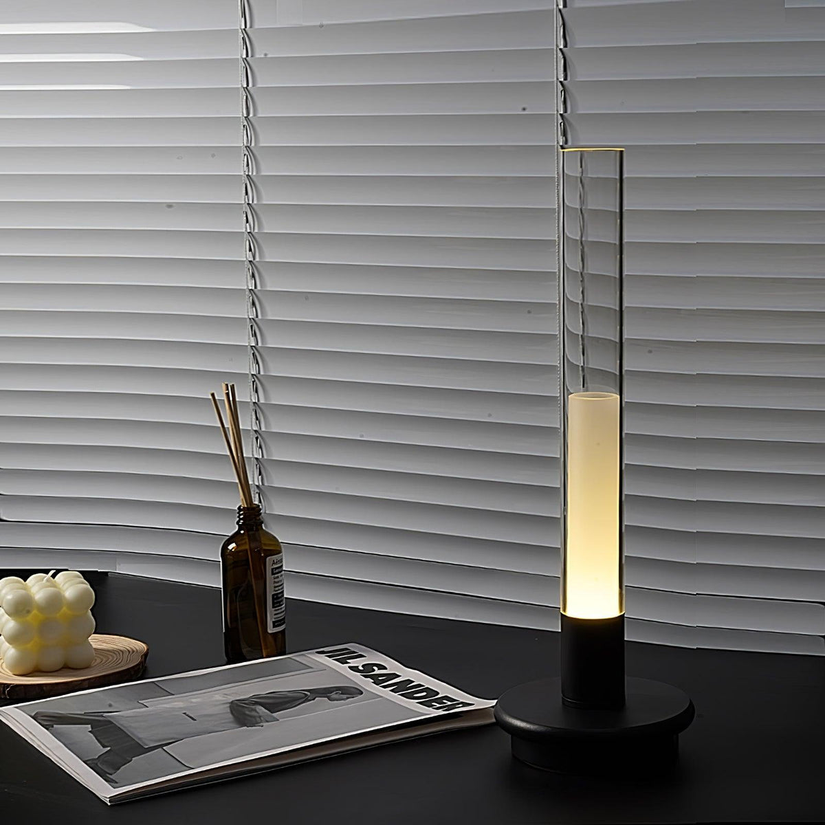 Candeeiro de mesa Tevi em acrílico minimalista