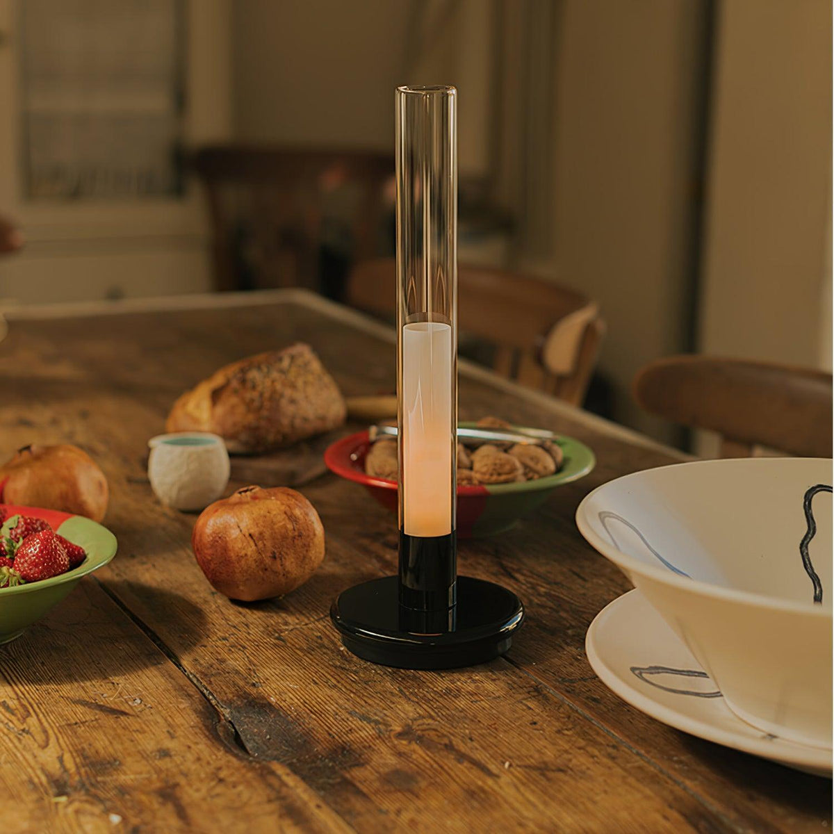 Candeeiro de mesa Tevi em acrílico minimalista