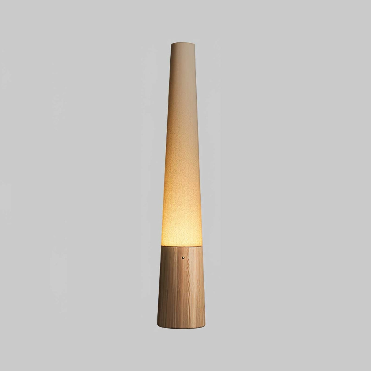 Candeeiro de pé em madeira Glow Cone