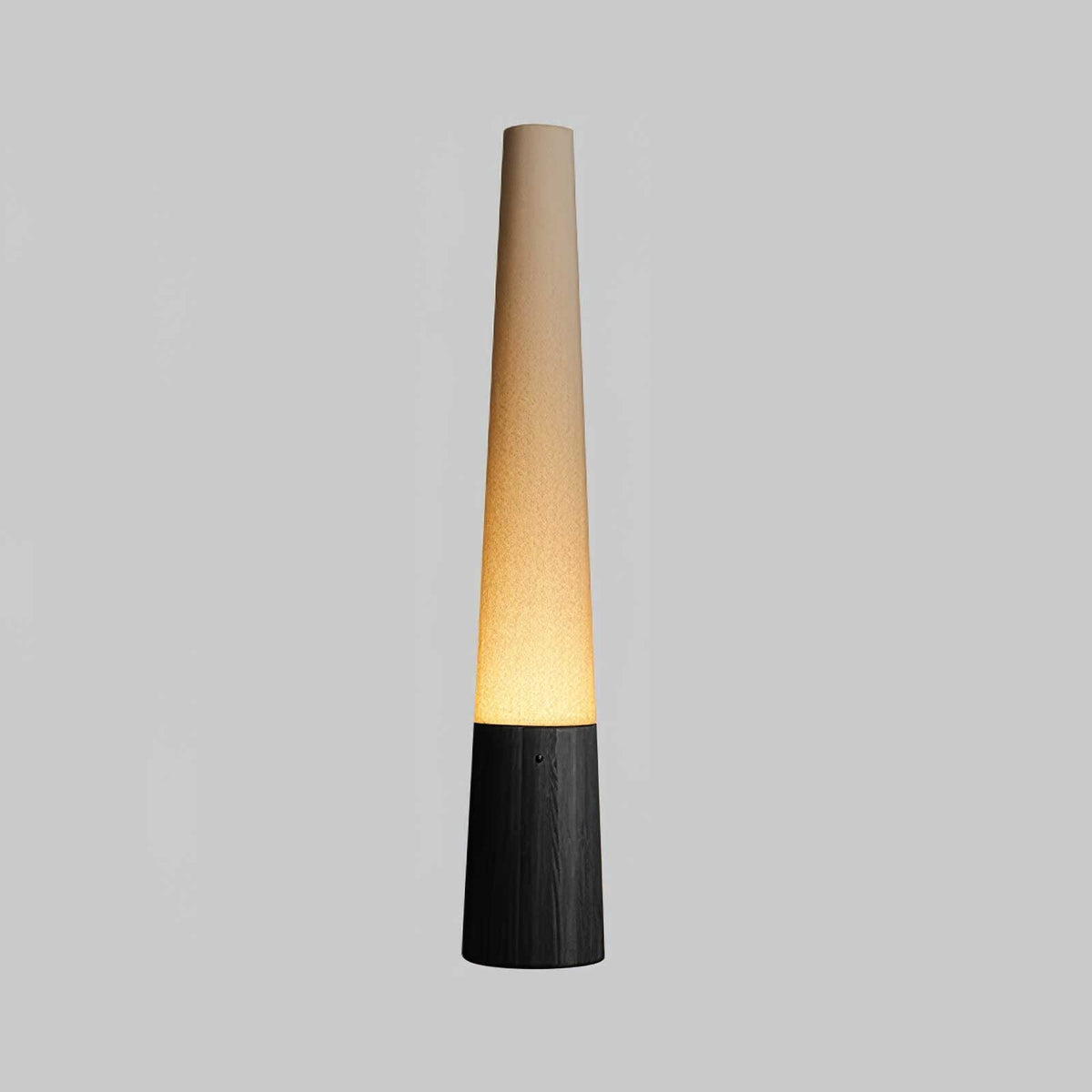 Candeeiro de pé em madeira Glow Cone
