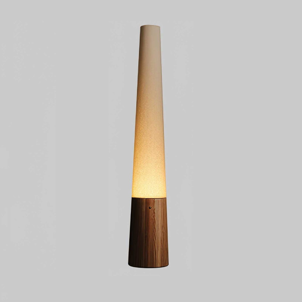Candeeiro de pé em madeira Glow Cone