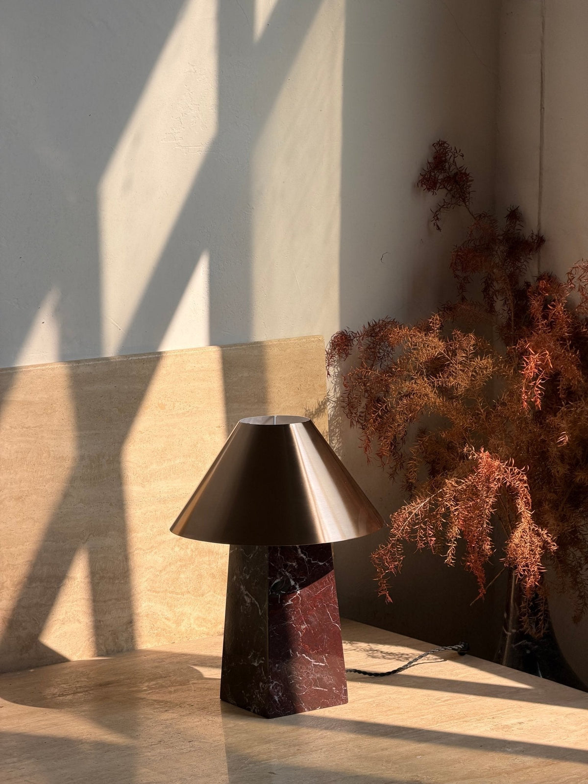 Konisk marmorbordlampe