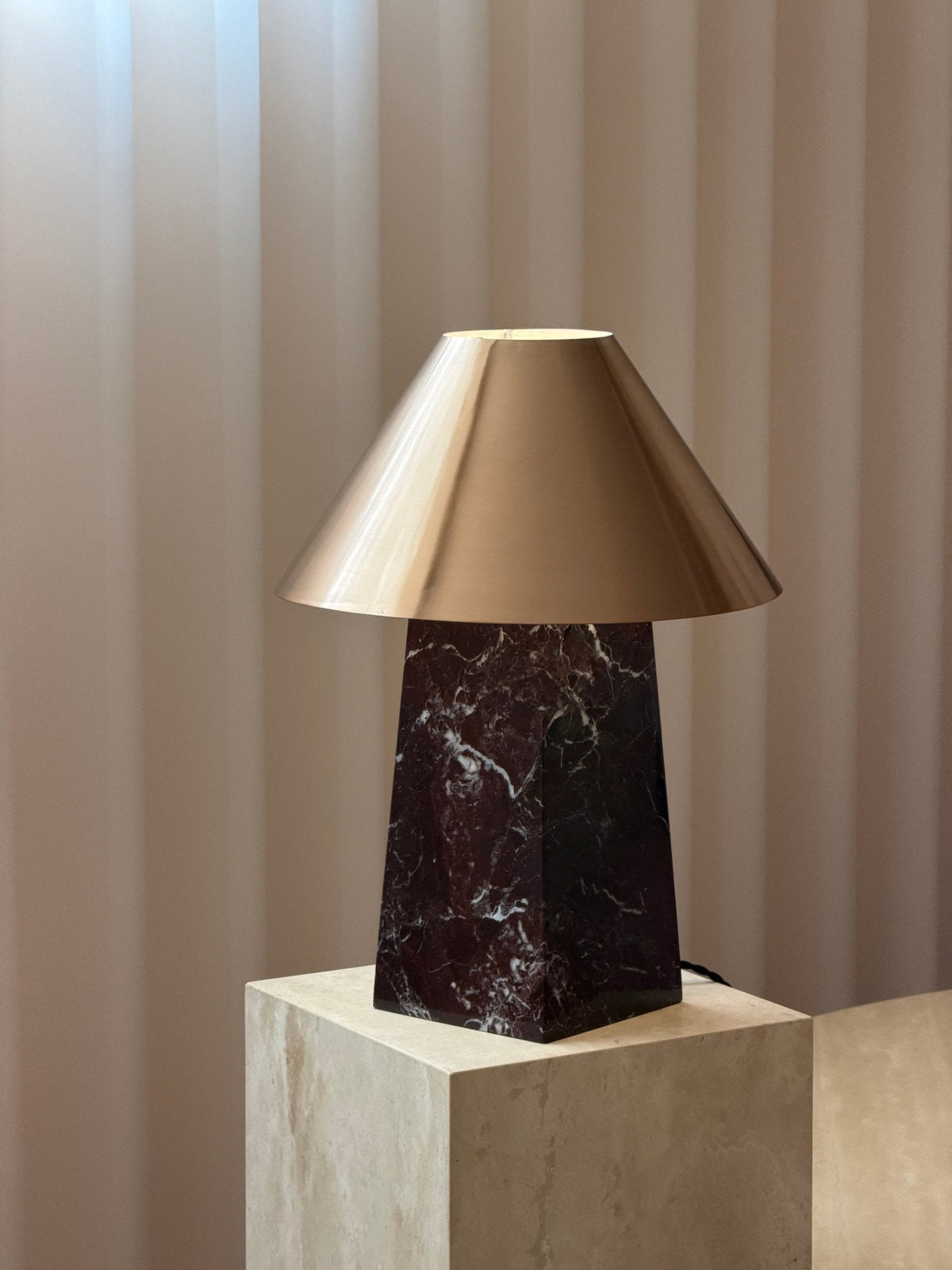 Konisk marmorbordlampe