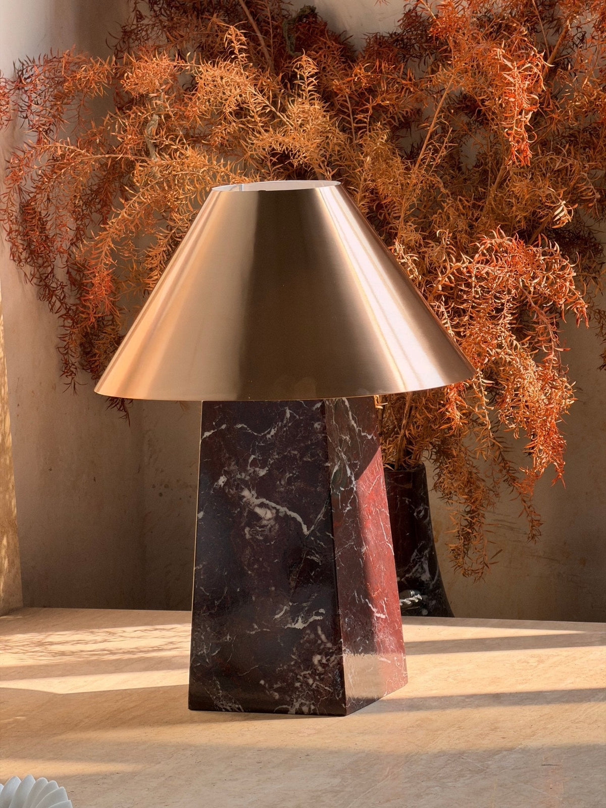 Konisk marmorbordlampe