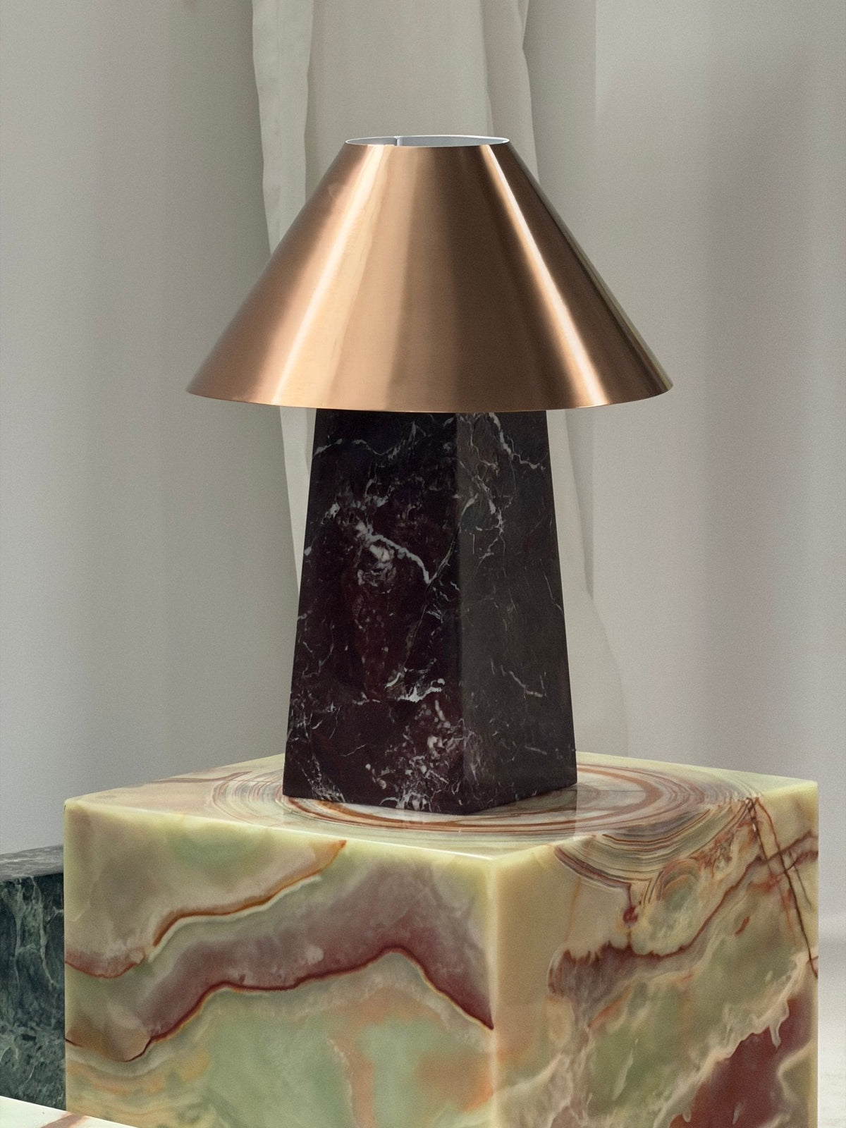 Konisk marmorbordlampe
