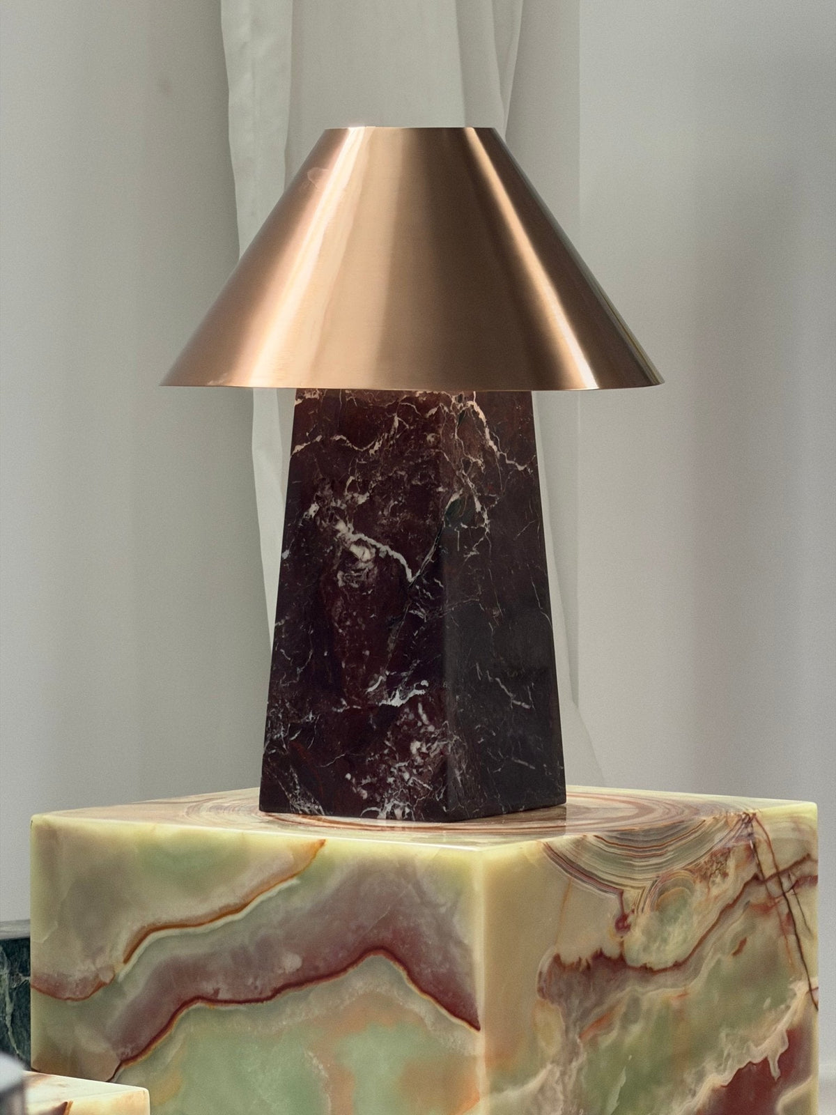 Konisk marmorbordlampe