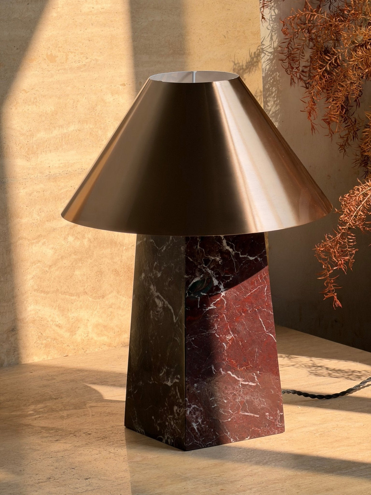 Konisk marmorbordlampe