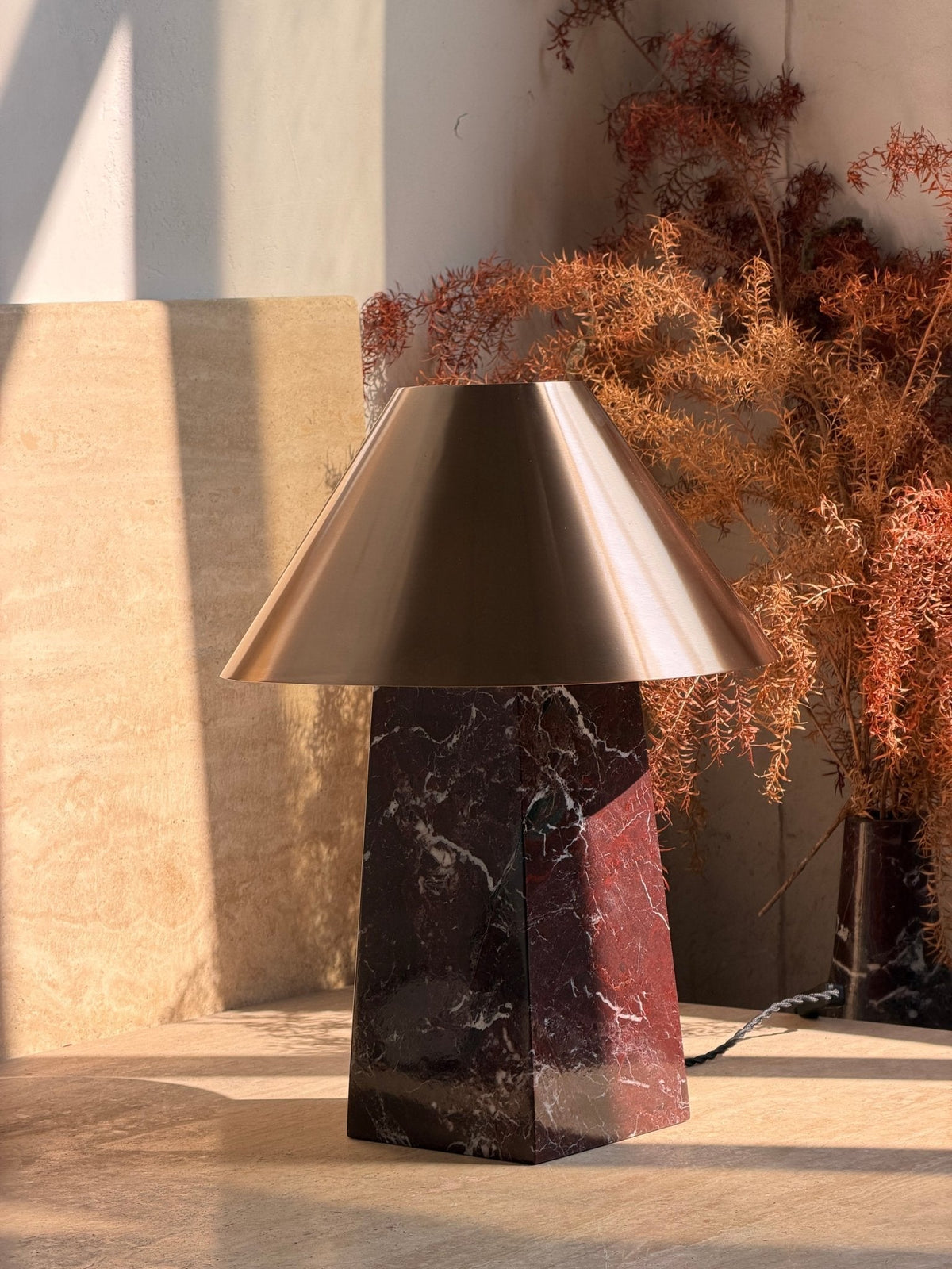 Konisk marmorbordlampe
