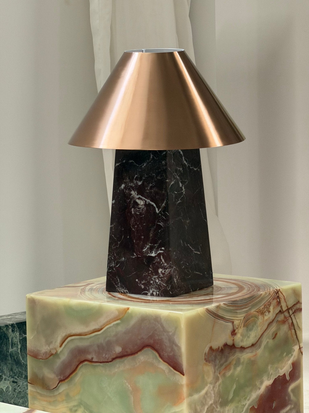 Konisk marmorbordlampe