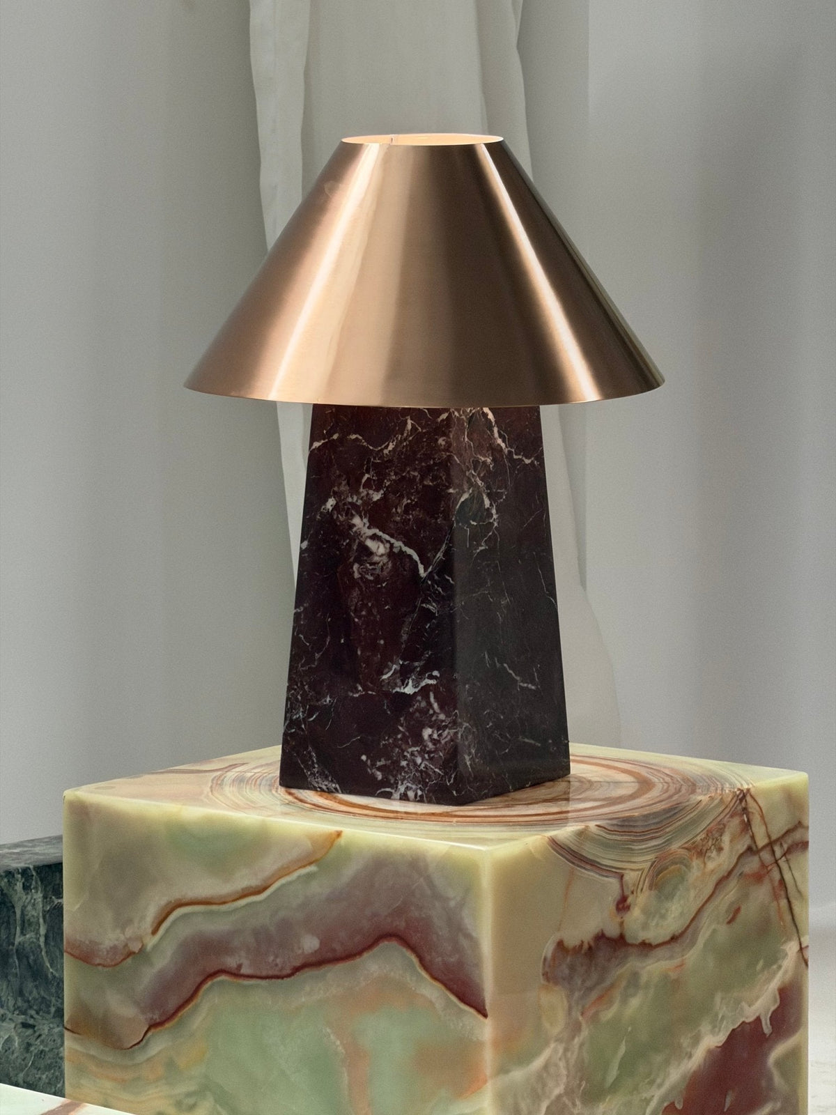 Konisk marmorbordlampe