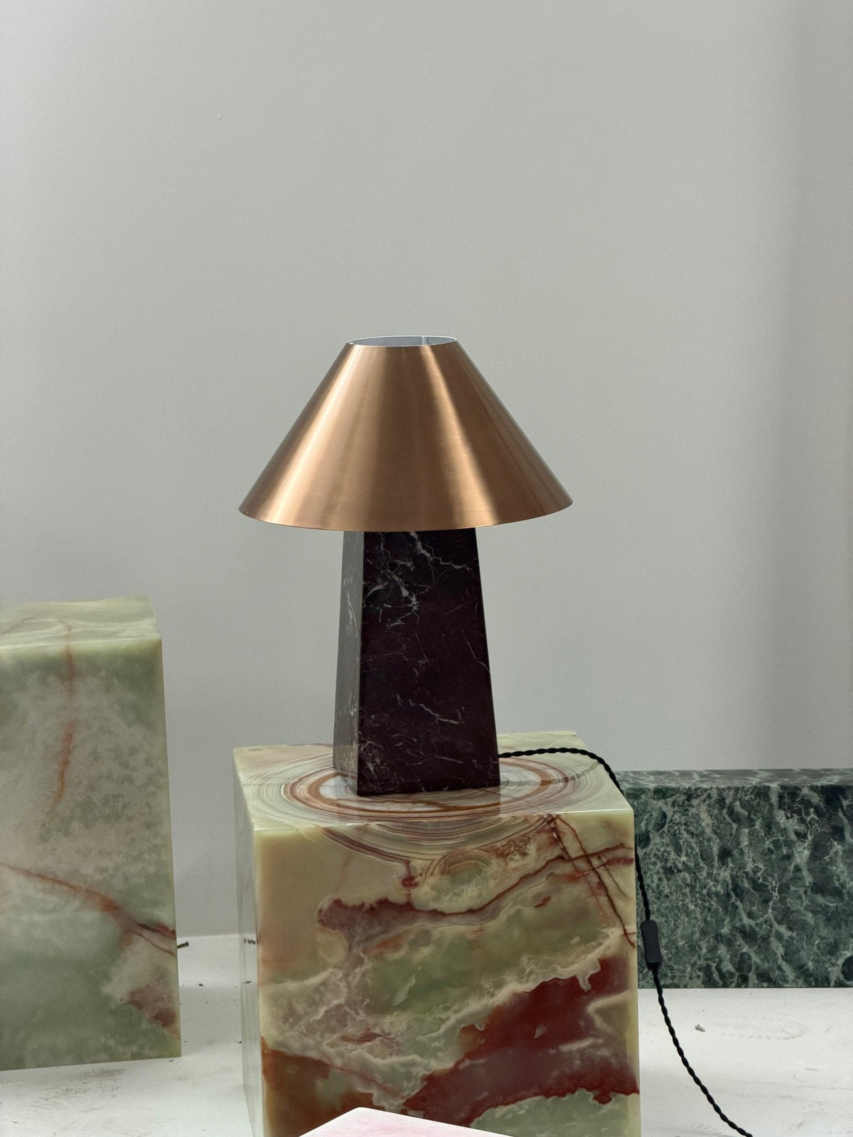 Konisk marmorbordlampe