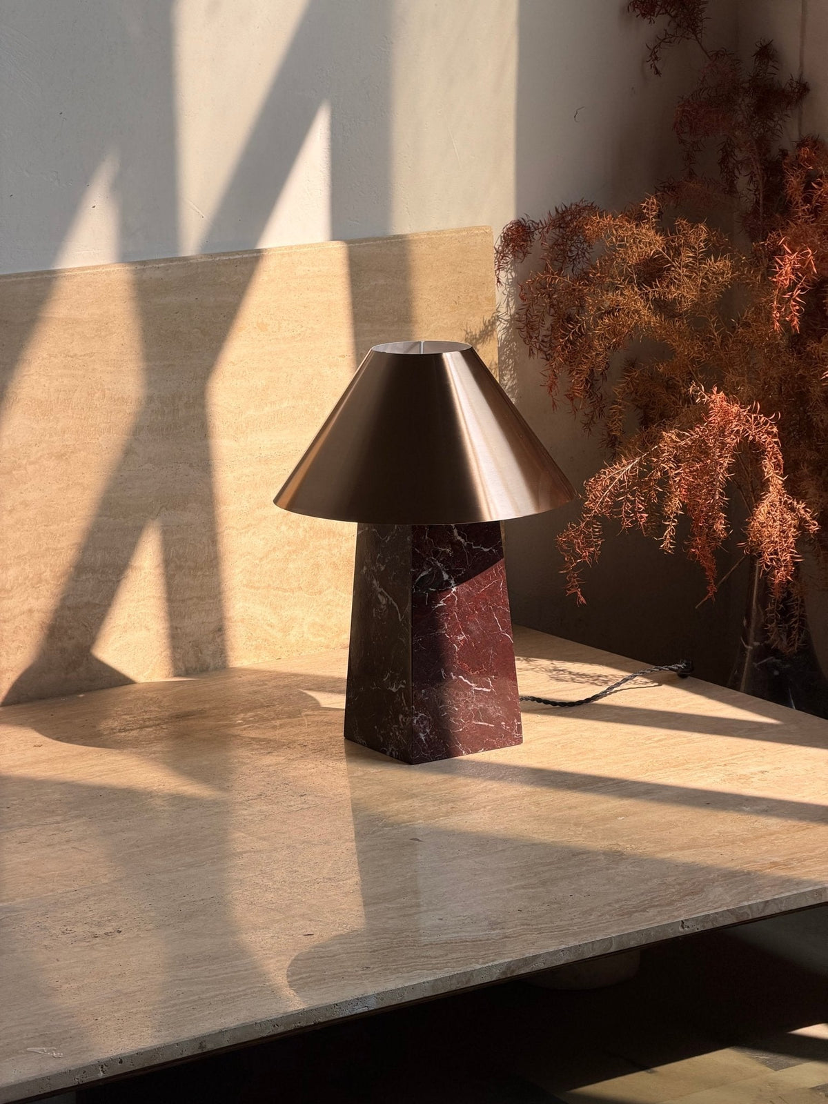 Konisk marmorbordlampe