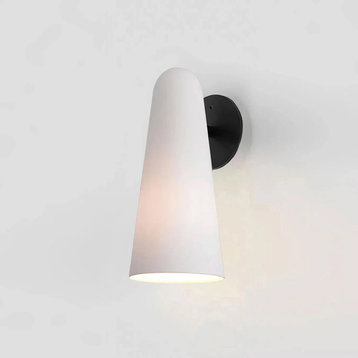 Lioririella konisk glasvägglampa