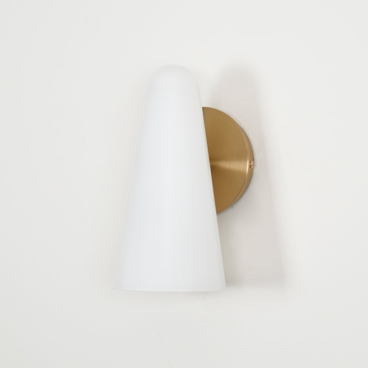 Lioririella konisk glasvägglampa