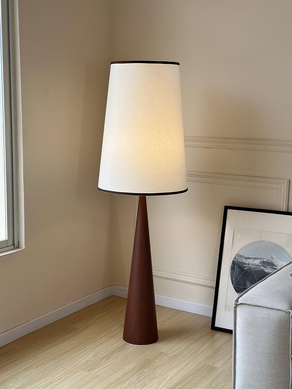 ConeLite minimalistisk konisk gulvlampe i træ