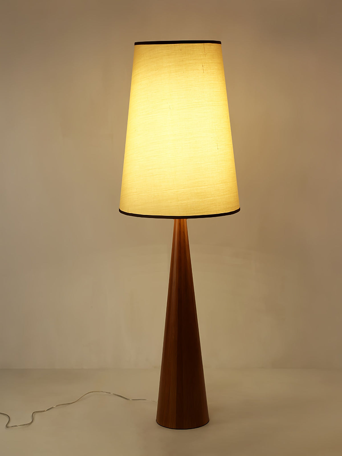ConeLite minimalistisk konisk gulvlampe i træ