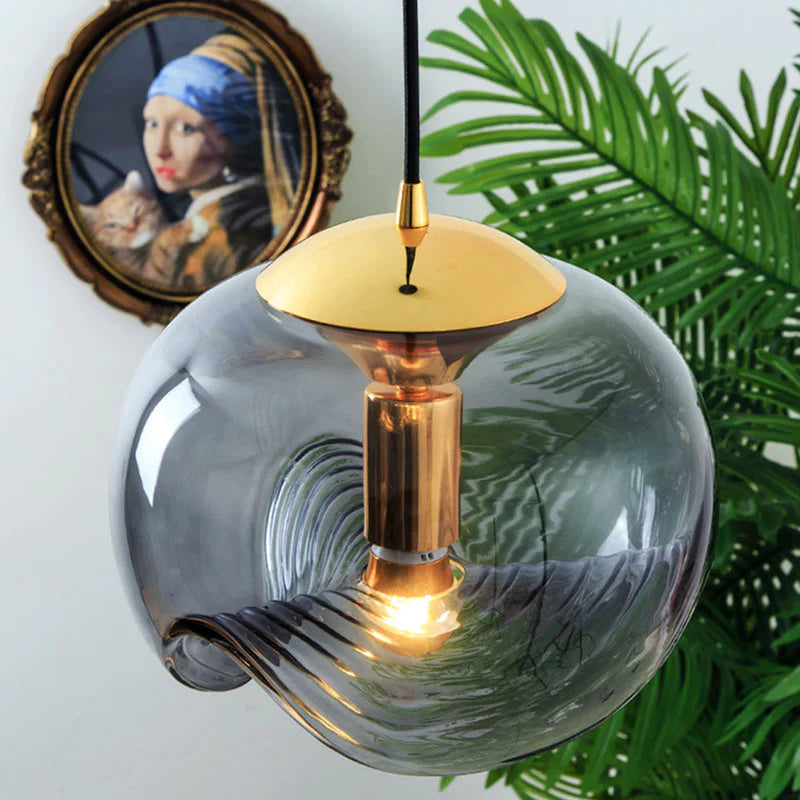 Valentina designad LED-klotpendellampa i svart glas för bardisk