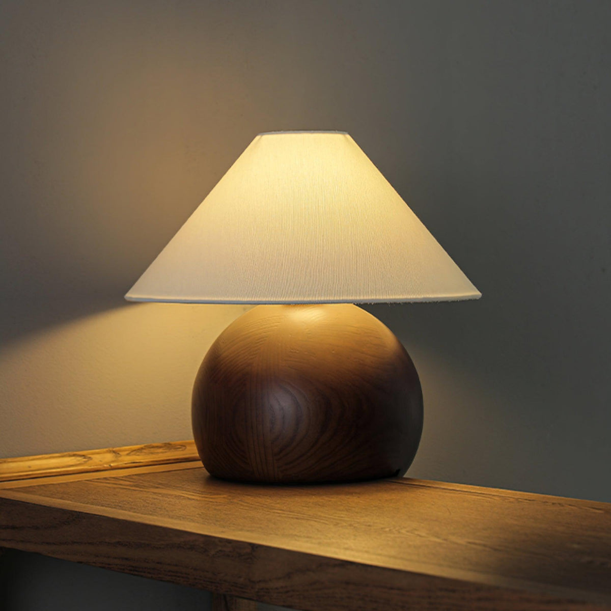 Halise organisk bordslampa i trä