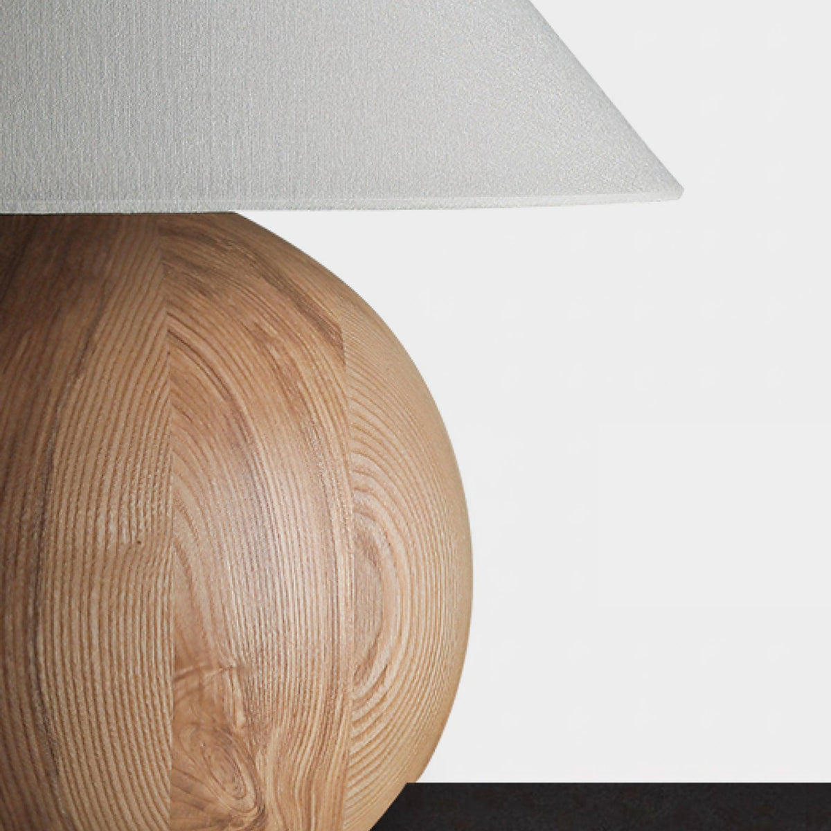 Halise organisk bordslampa i trä