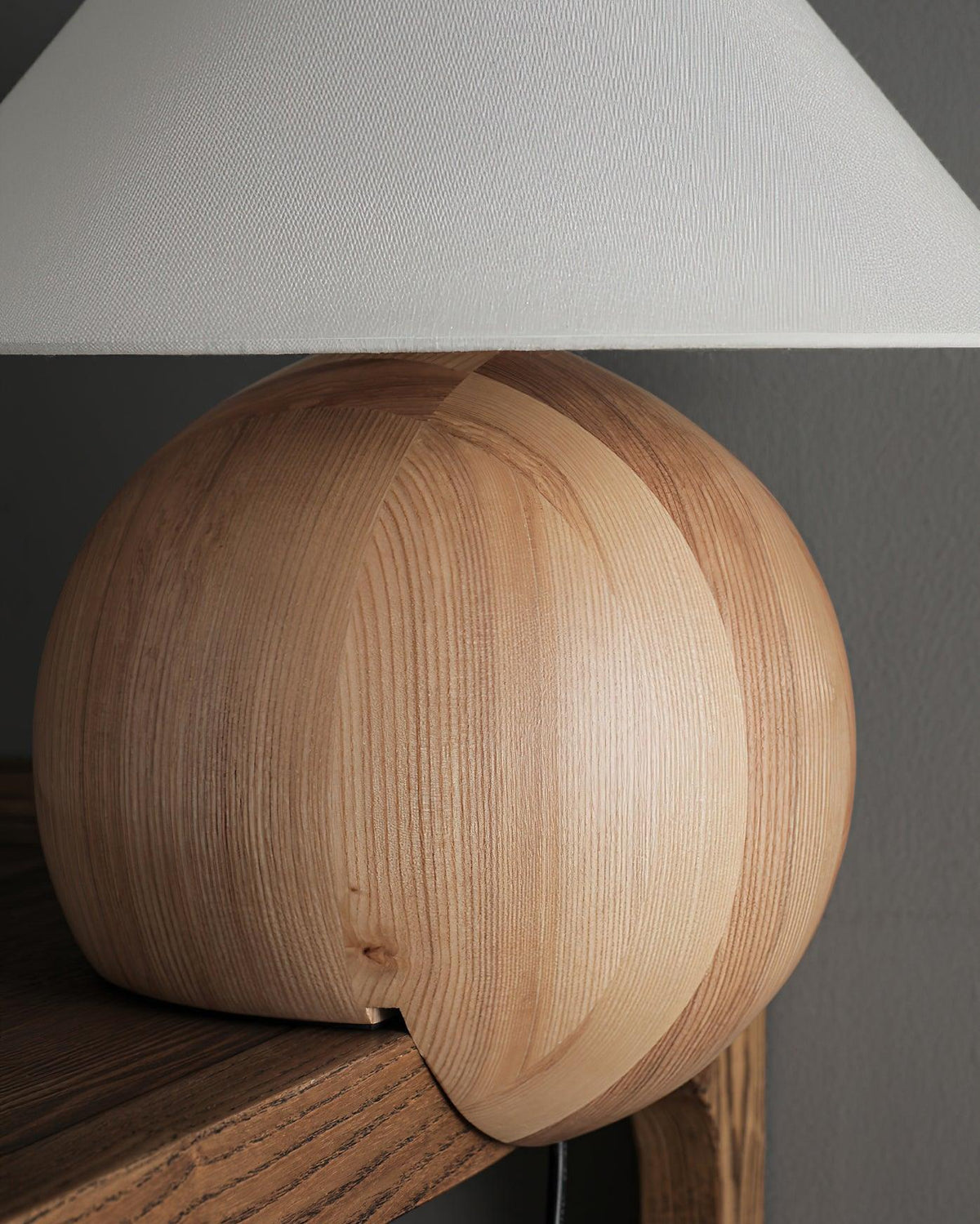 Halise organisk bordslampa i trä
