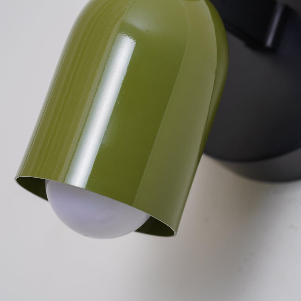 Teriisaine dubbelriktad vägglampa