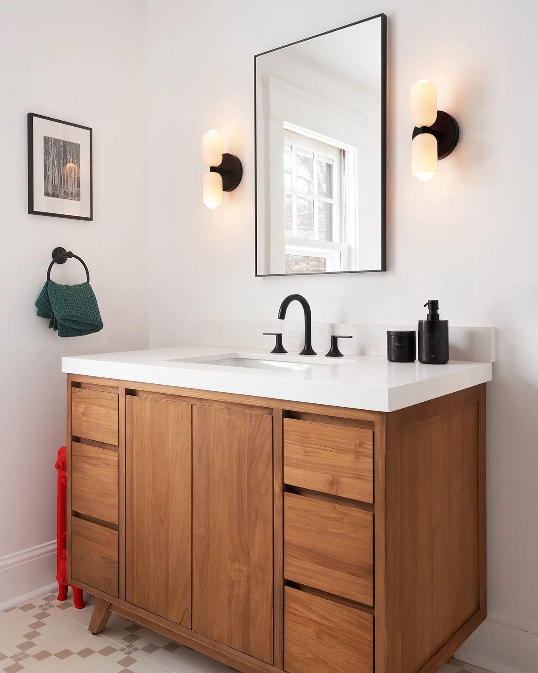Teriisaine dubbelriktad vägglampa