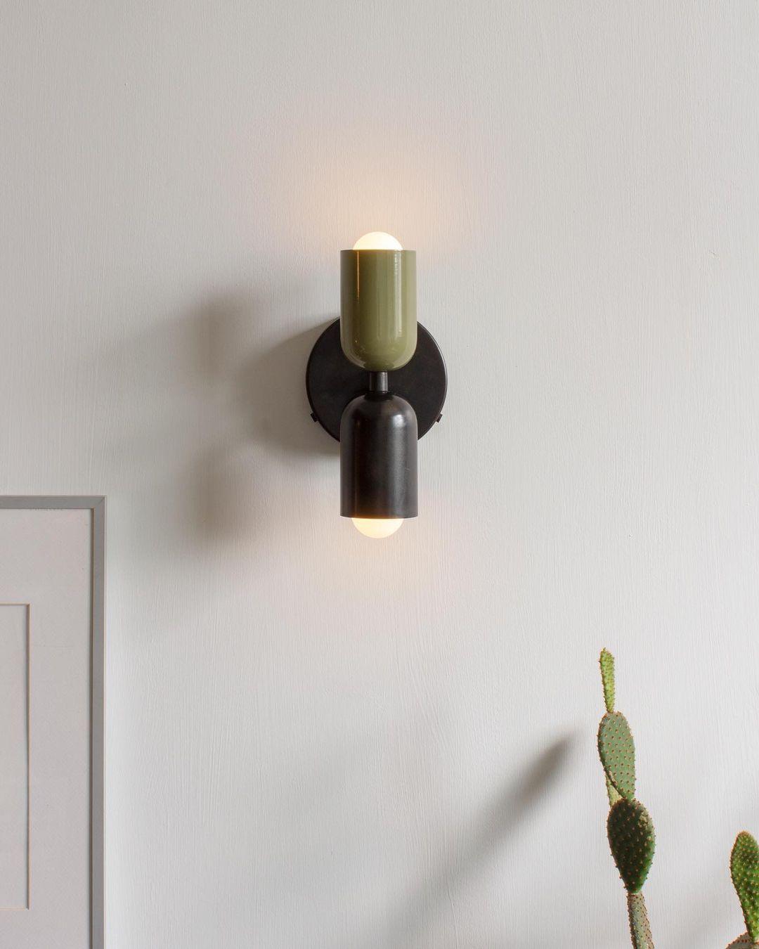 Teriisaine dubbelriktad vägglampa