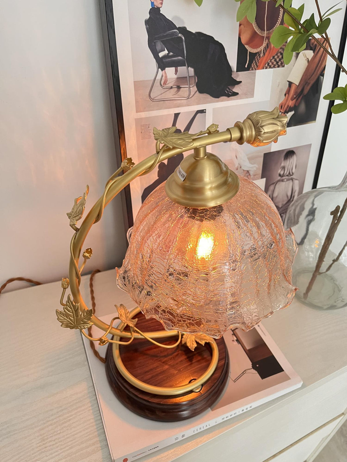 Flarce bordslampa i mässing och trä
