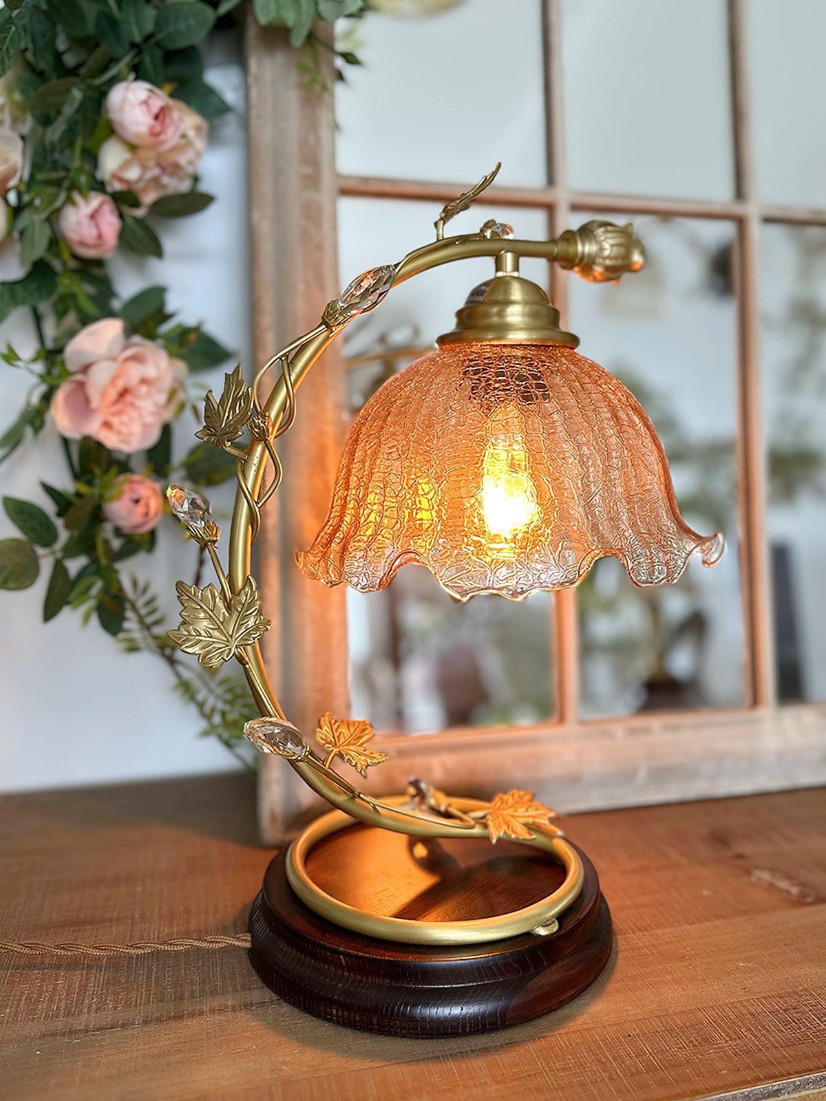 Flarce bordslampa i mässing och trä