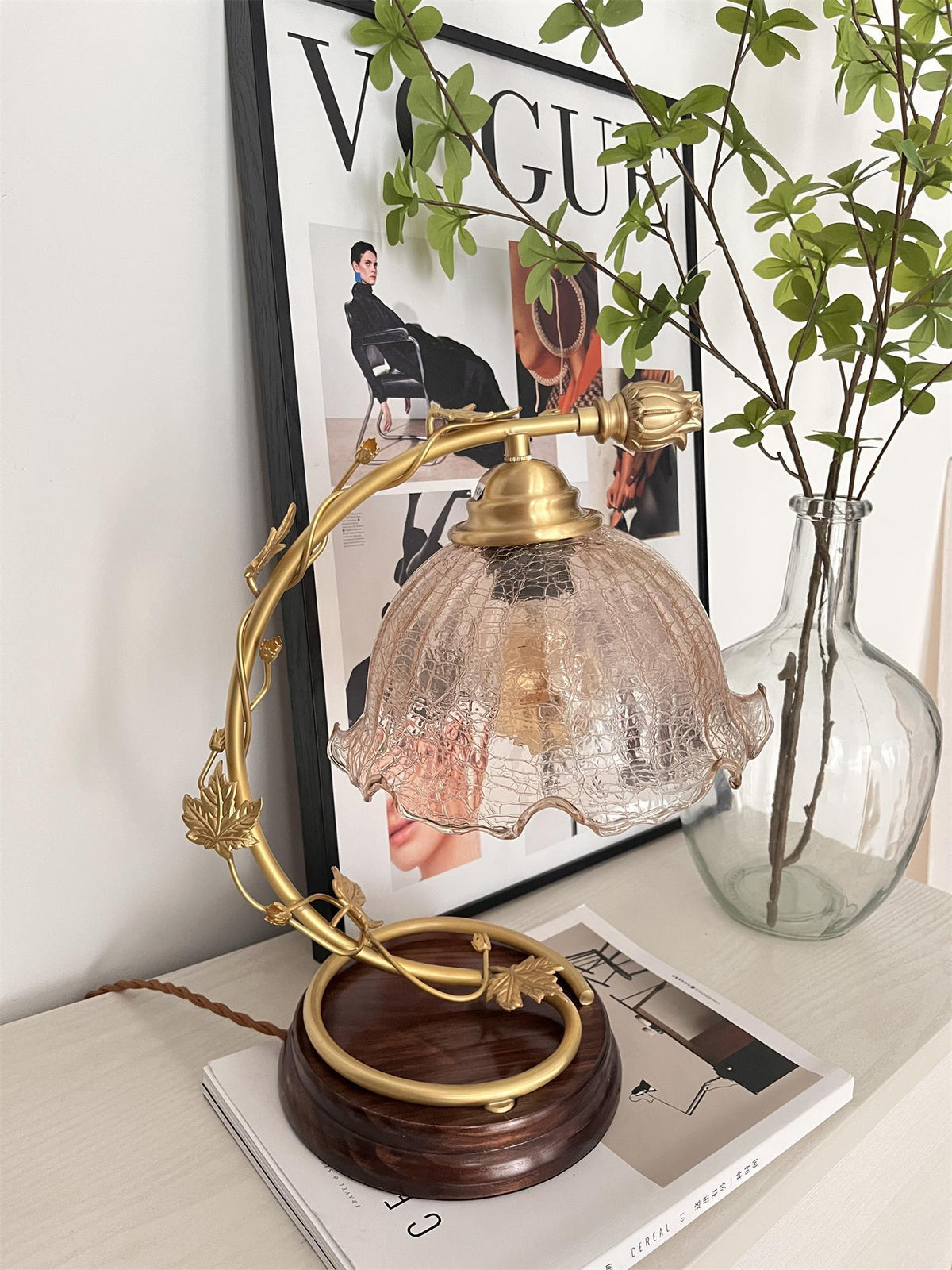 Flarce bordslampa i mässing och trä