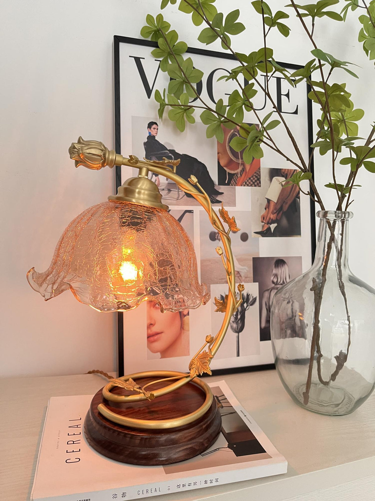 Flarce bordslampa i mässing och trä
