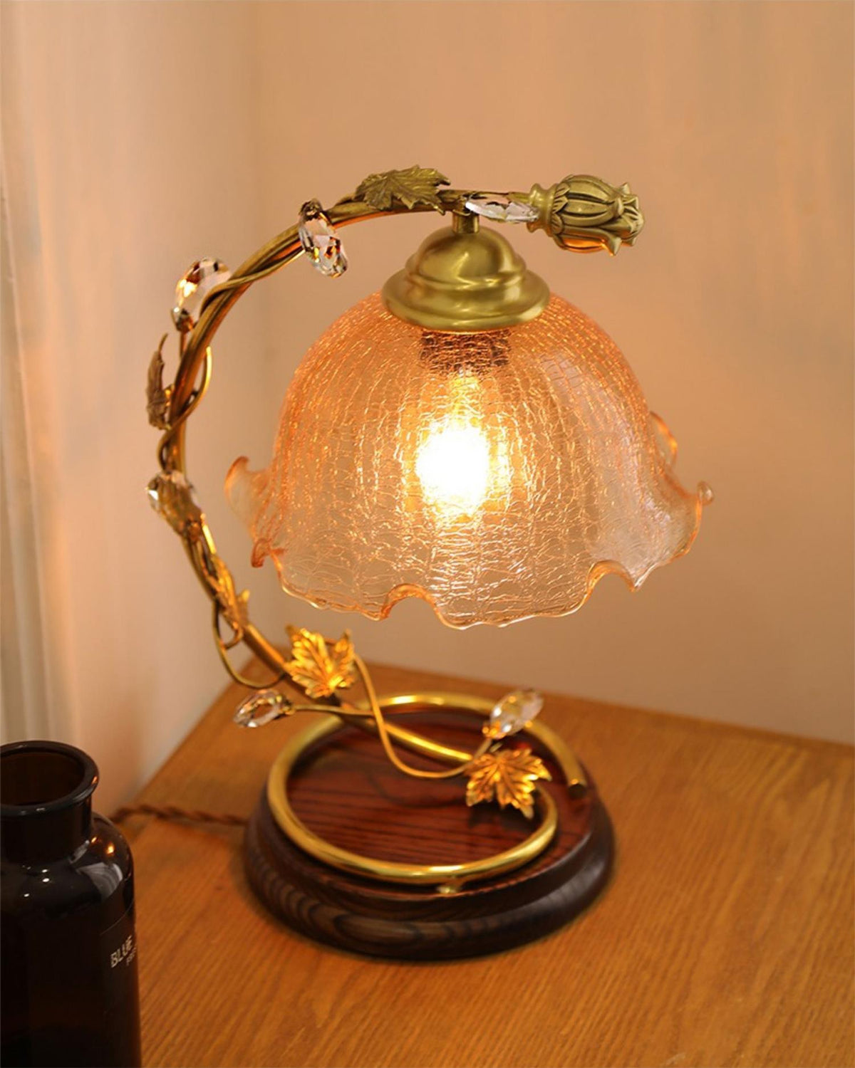 Flarce bordslampa i mässing och trä