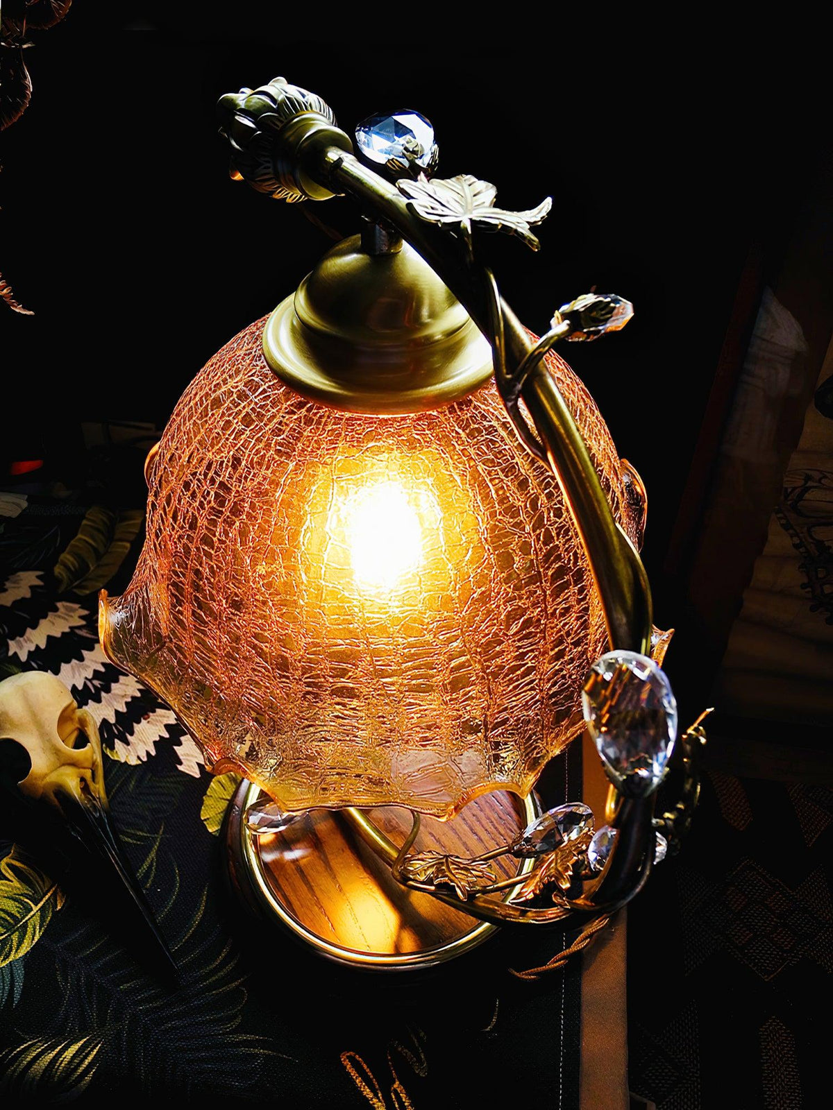Flarce bordslampa i mässing och trä