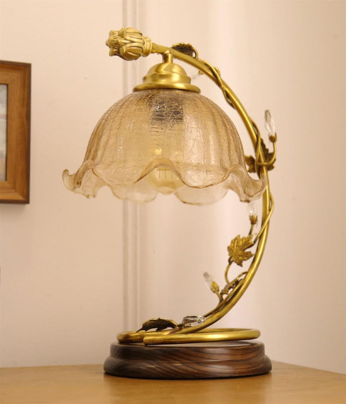 Flarce bordslampa i mässing och trä
