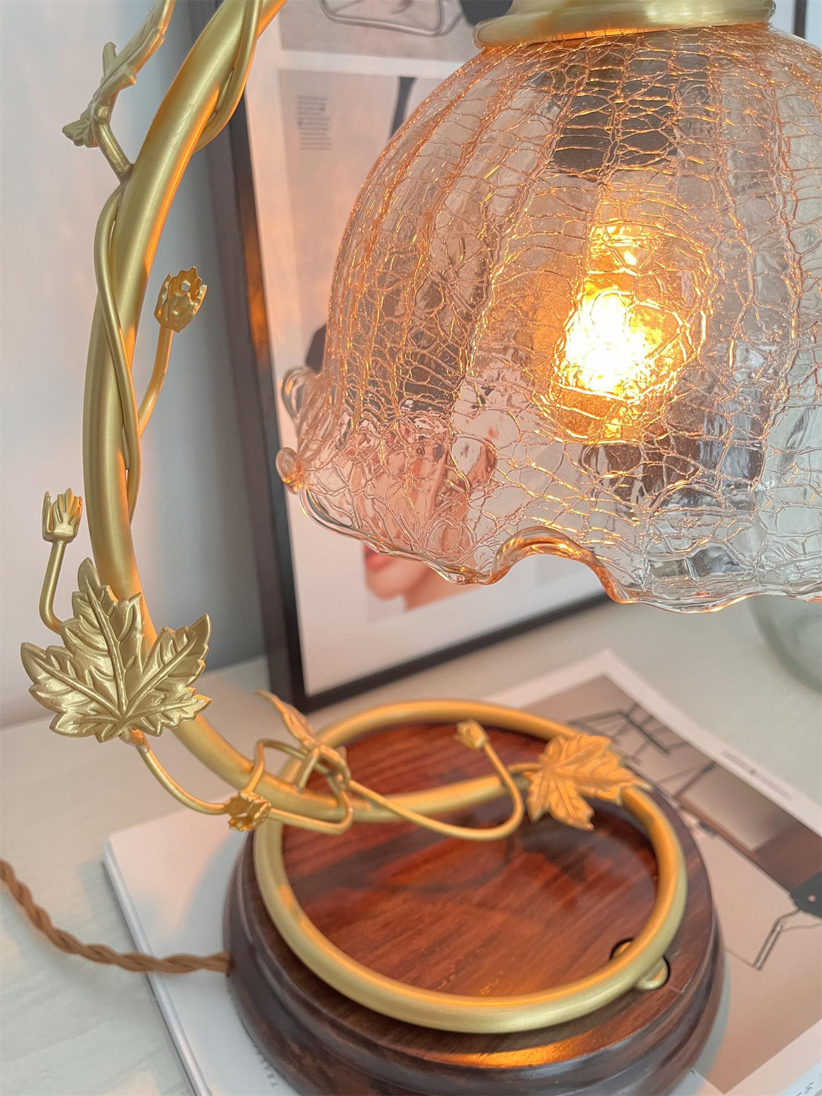 Flarce bordslampa i mässing och trä