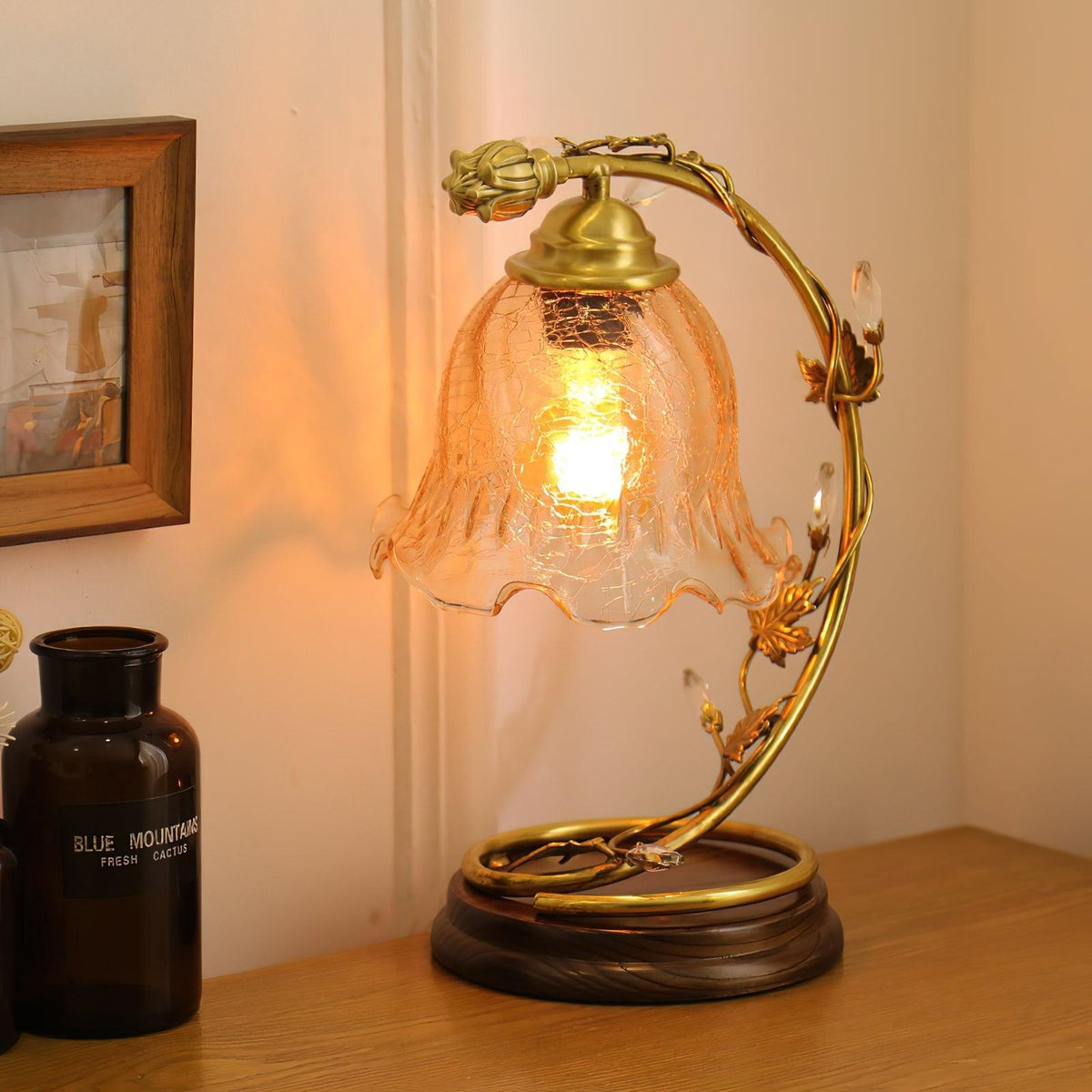 Flarce bordslampa i mässing och trä