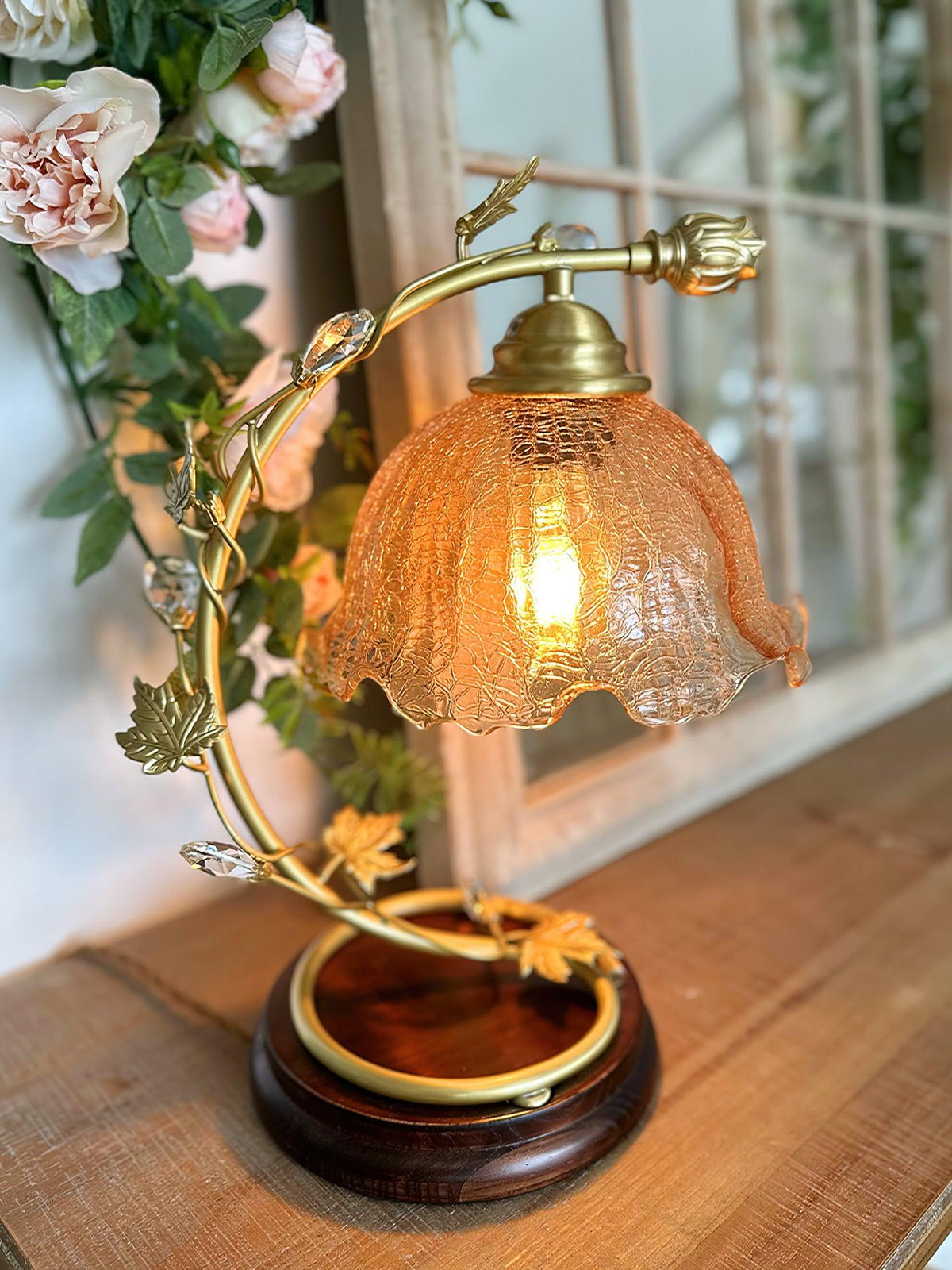 Flarce bordslampa i mässing och trä