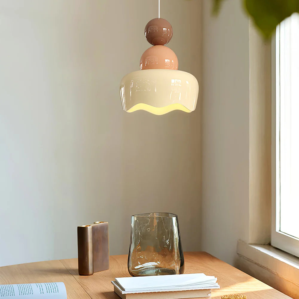 Valentina Sunny Rain -nuken LED-riippuvalaisin, kermanvärinen hartsi, makuuhuoneeseen