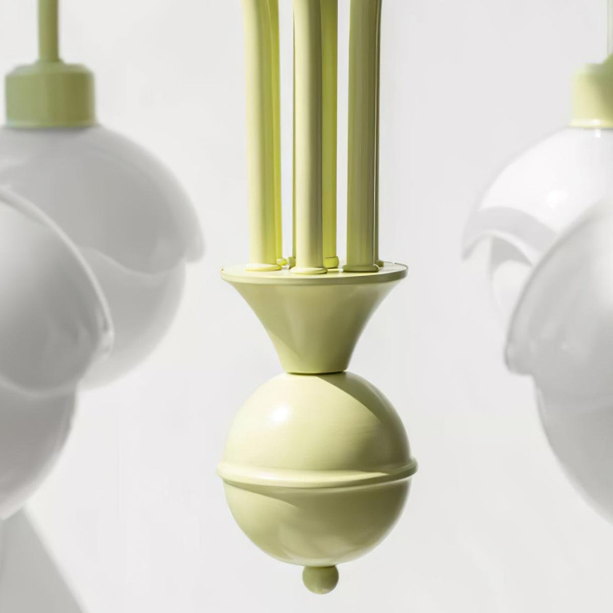 Candeeiro de teto Sorivora com braço verde matcha de lichia cremosa