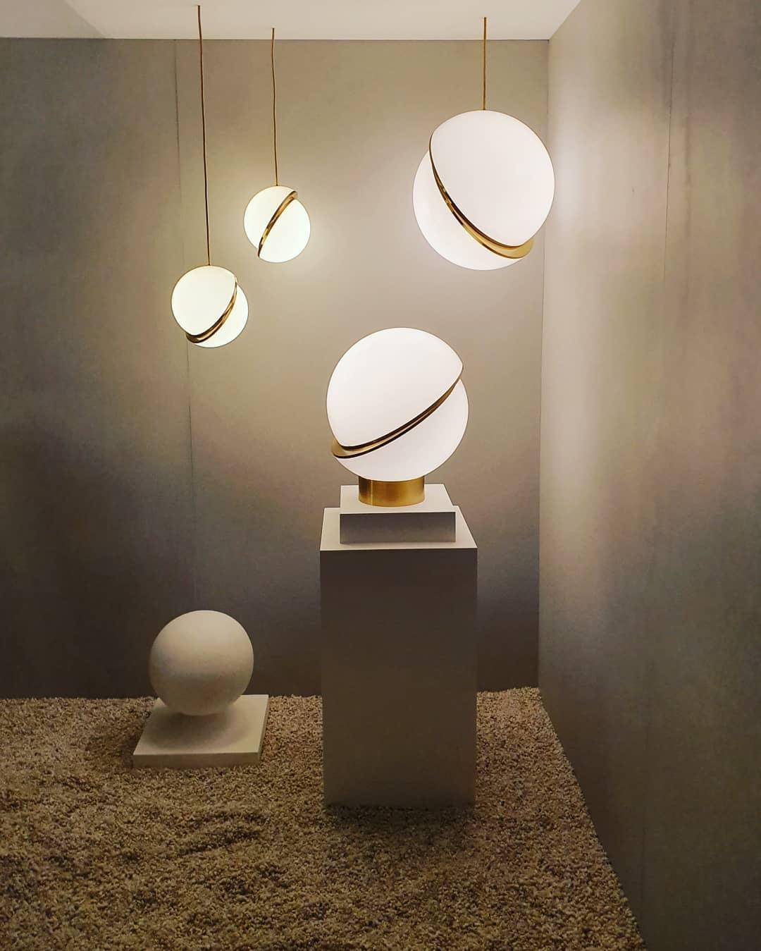 Candeeiro de mesa futurista Solaria
