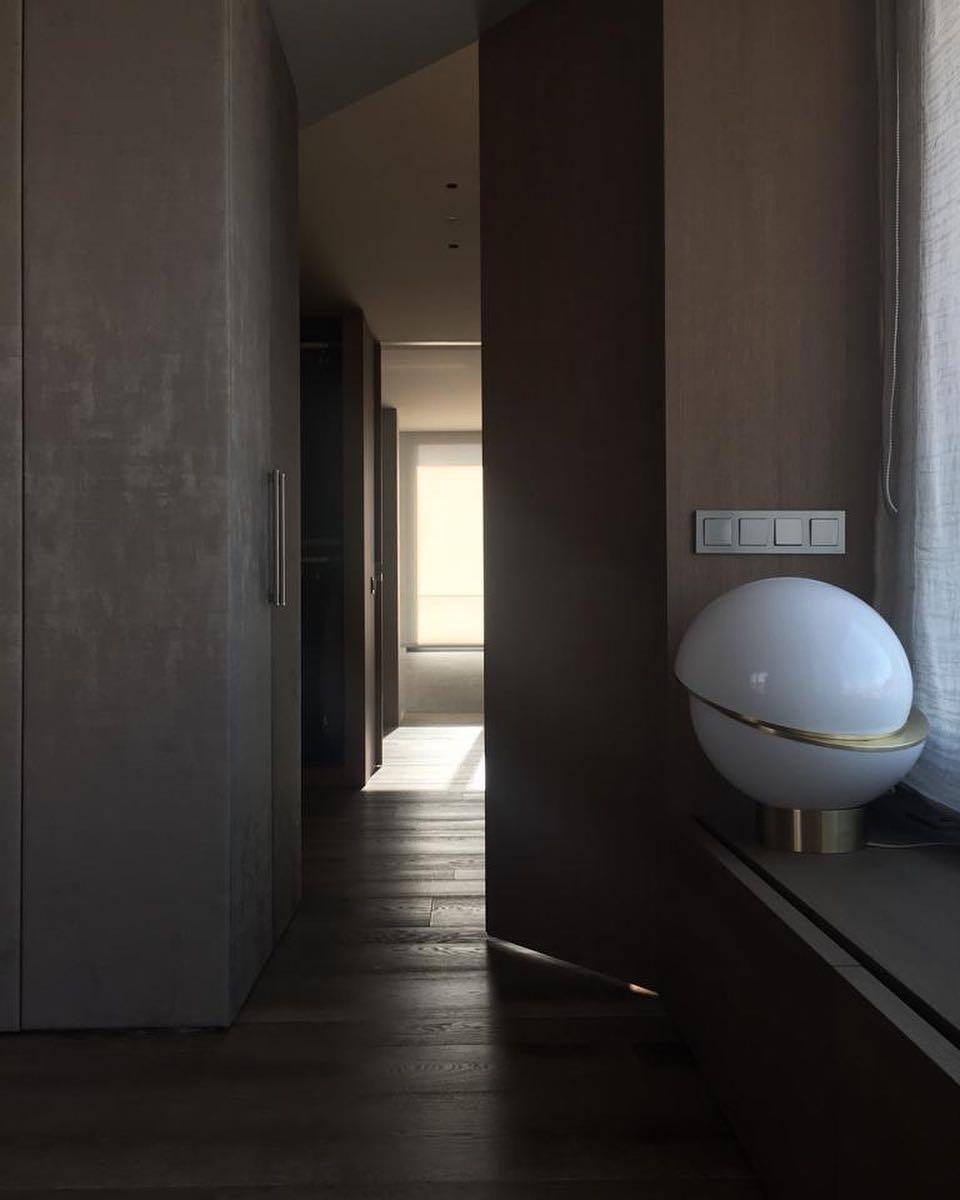 Candeeiro de mesa futurista Solaria