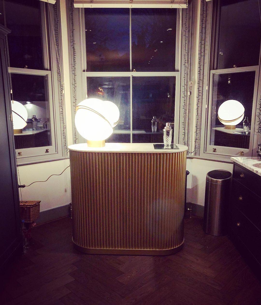 Candeeiro de mesa futurista Solaria
