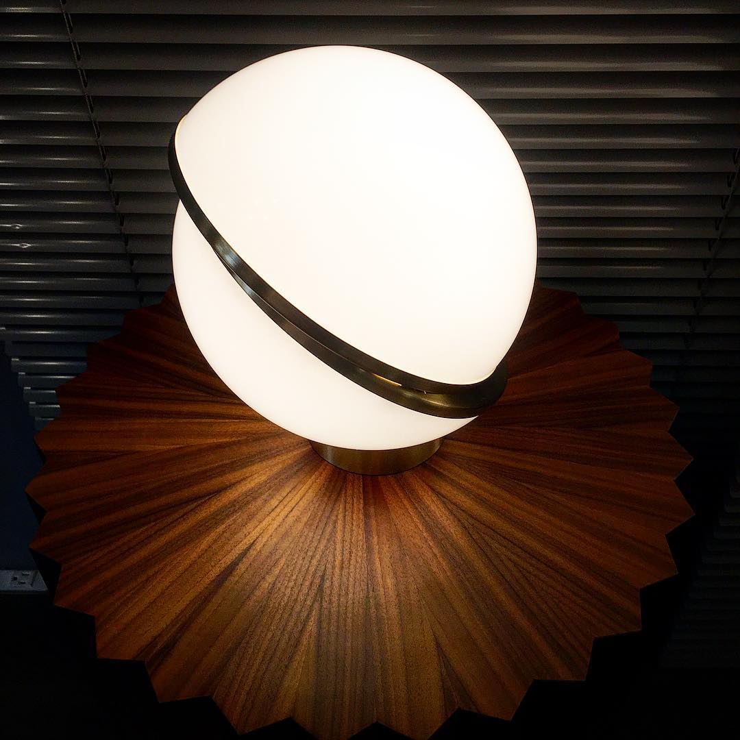 Candeeiro de mesa futurista Solaria